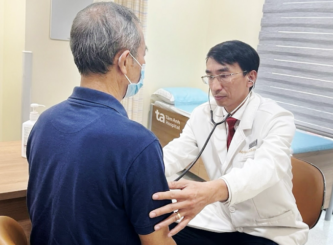 Ảnh bác sĩ Trung khám cho ông Năm. Ảnh: Bệnh viện Đa khoa Tâm Anh