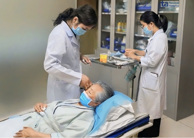 Bác sĩ đang tiêm botox điều trị cho người bệnh. Ảnh: Bệnh viện Đa khoa Tâm Anh