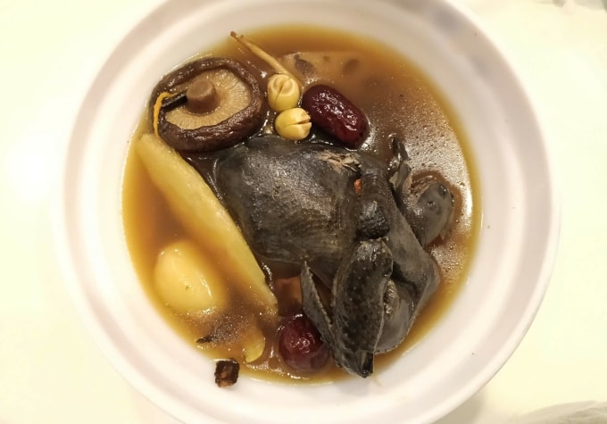 Cháo gà ác hạt sen rất bổ dưỡng, góp phần tăng sức đề kháng, phòng cảm cúm trong mùa lạnh. Ảnh: Hoàng Dương