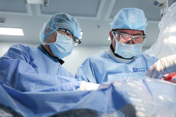 Giáo sư Nhân (phải) cùng êkíp thay van tim cho người bệnh. Ảnh: Bệnh viện Đa khoa Tâm Anh