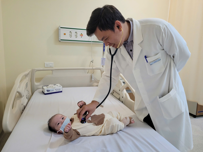 Bác sĩ Hoàng đang thăm khám cho bé Khôi. Ảnh: Hải Âu