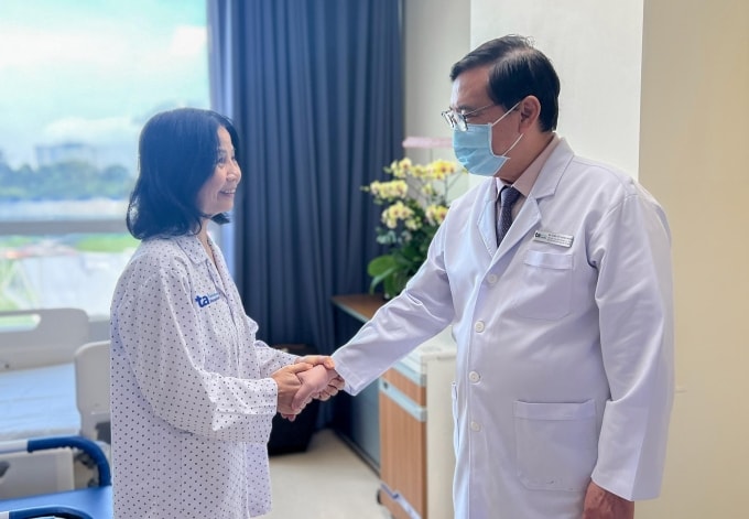 Giáo sư Nhân thăm khám cho bà Tuyến trước khi xuất viện. Ảnh: Thái Minh