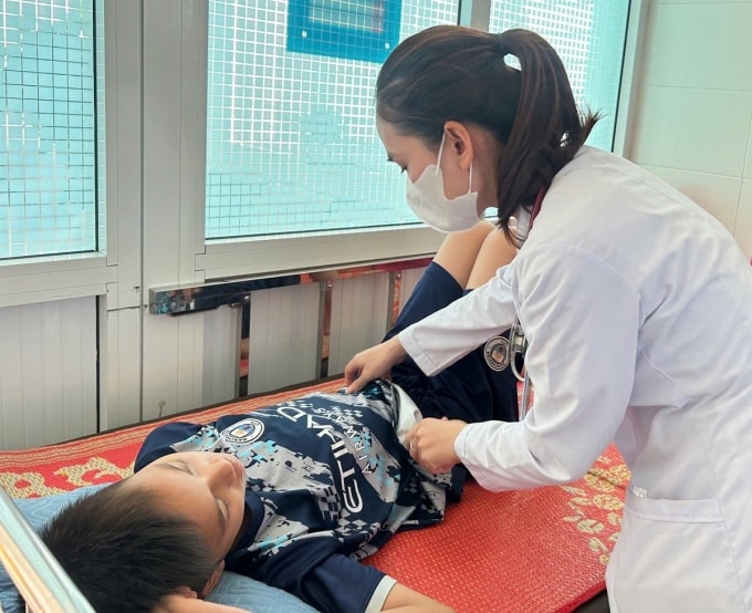 Bé trai nhập viện Bệnh viện Sản Nhi Quảng Ngãi và được nhân viên y tế chăm sóc, sáng 24/3. Ảnh: Thạch Thảo