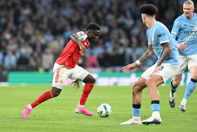 Bukayo Saka (áo đỏ) đi bóng trong trận Arsenal thua Man City 0-2 ở chung kết Cup Liên đoàn trên sân Wembley, London, Anh ngày 22/3/2026. Ảnh: Pro Sports Images