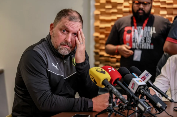HLV đội tuyển Malaysia Peter Cklamovski trả lời họp báo ở sân Bukit Jalil tại Kuala Lumpur, Malaysia vào ngày 23/3/2026. Ảnh: Bernama