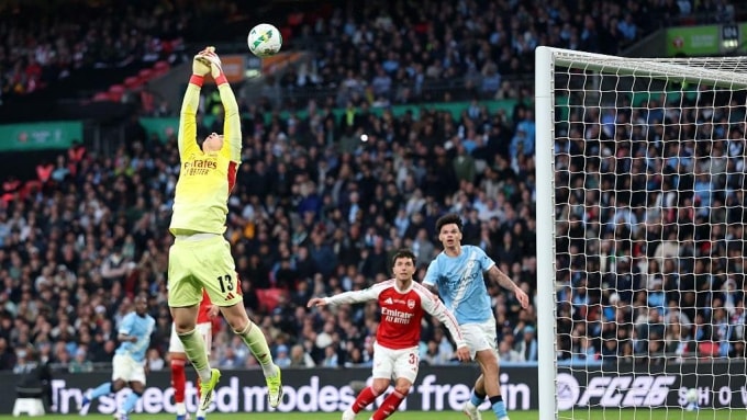 Kepa bắt hụt bóng, để Nico O’Reilly (áo xanh) đánh đầu mở tỷ số cho Man City trong trận chung kết Cup Liên đoàn Anh trên sân Wembley, London, Anh ngày 22/3/2026. Ảnh: BBC