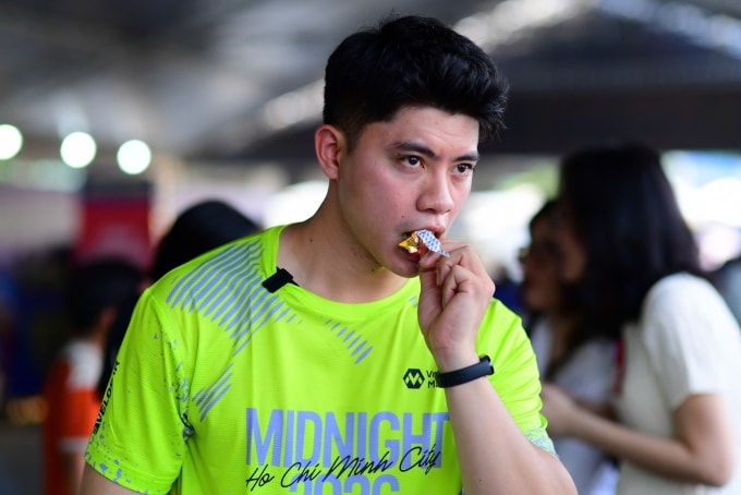 Minh Tiến nếm thử phô mai MiniSweet . Ảnh: VM