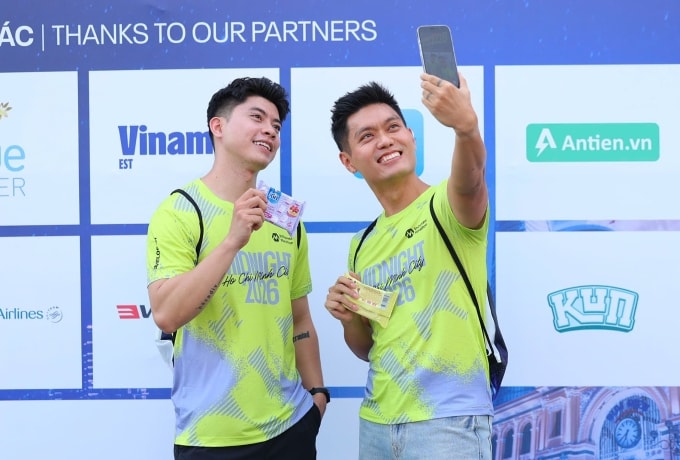 Minh Tiến (trái) và Mạnh Hà check-in sau khi nhận bib. Ảnh: VM