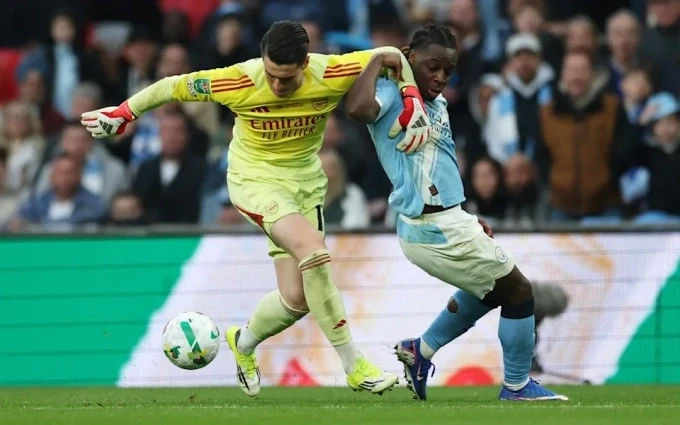 Kepa băng ra và phạm lỗi với Doku. Ảnh: AFP