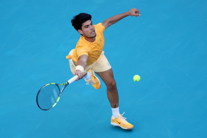 Carlos Alcaraz đỡ bóng trong trận thua Sebastian Korda ở vòng 3 Miami Mở rộng trên sân Hard Rock, Miami Gardens, Florida, Mỹ ngày 22/3/2026. Ảnh: AFP