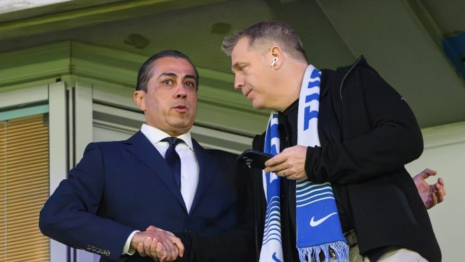 Tỷ phú Behdad Eghbali (trái) và Todd Boehly trên sân Stamford Bridge. Ảnh: BlueCo