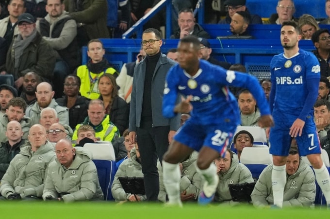 HLV Liam Rosenior trong trận Chelsea thua PSG 0-3 ở lượt về vòng 1/8 Champions League trên sân Stamford Bridge, thành phố London, Anh tối 17/3/2026. Ảnh: AP