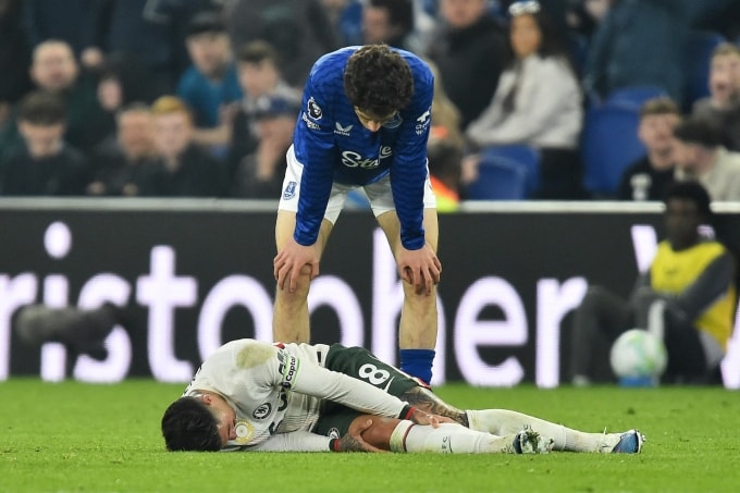 Tiền vệ Enzo Fernandez nằm sân vì chấn thương trong trận gặp Everton trên sân Hill Dickinson, thành phố Liverpool, Vương quốc Anh tối 21/3/2026. Ảnh: Reuters
