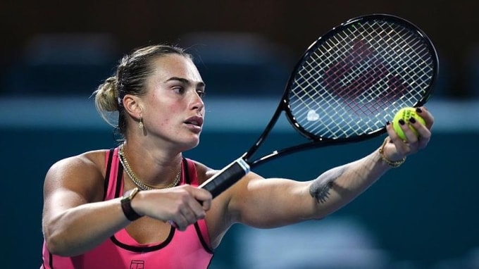 Sabalenka giao bóng trong trận gặp McNally, ở vòng hai Miami Mở rộng, trên sân Hard Rock, Miami, Florida, Mỹ hôm 22/3. Ảnh: Reuters