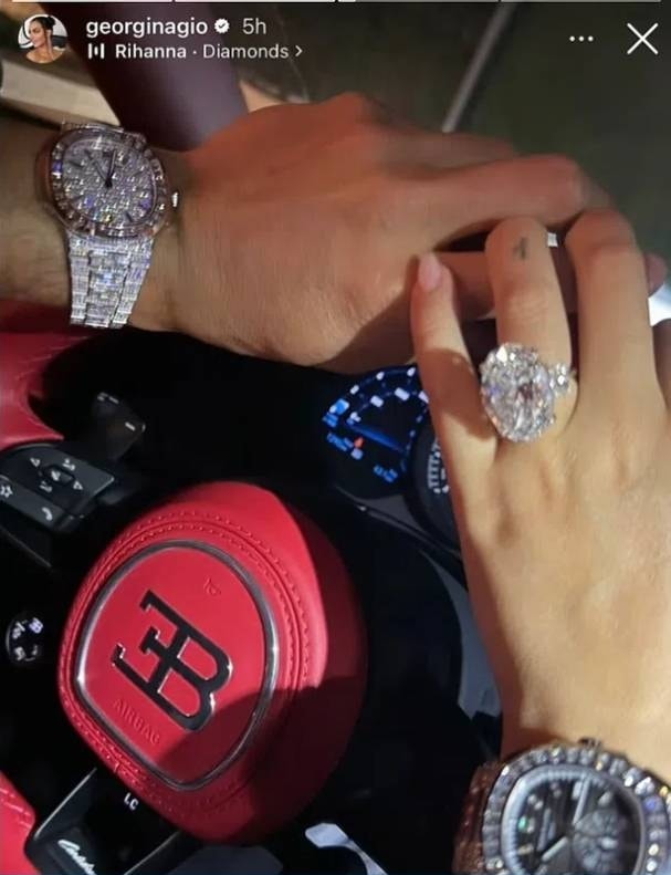 Georgina khoe xe, đồng hồ và nhẫn. Ảnh: Instagram