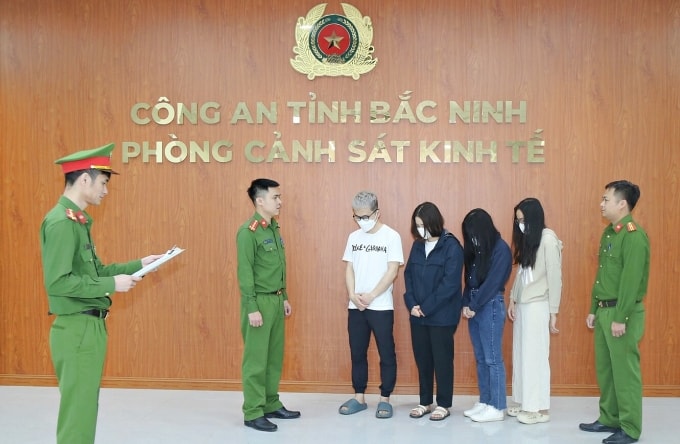 Công an đọc lệnh khởi tố các bị can. Ảnh: Công an cung cấp