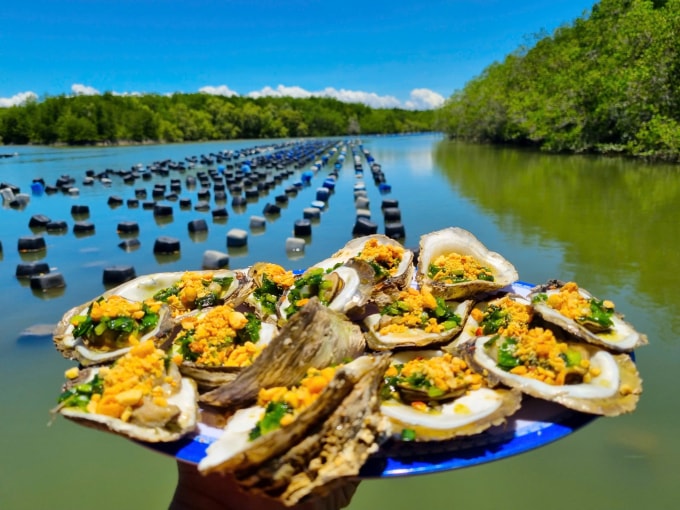 Hào nướng mỡ hành là một trong những món ăn nên thử khi đến Cần Giờ. Ảnh: Kha Thiên Lộc