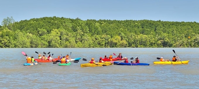 Nhóm du khách tham gia chèo thuyền tại một khu du lịch sinh thái thuộc Cần Giờ. Ảnh: Kha Thiên Lộc