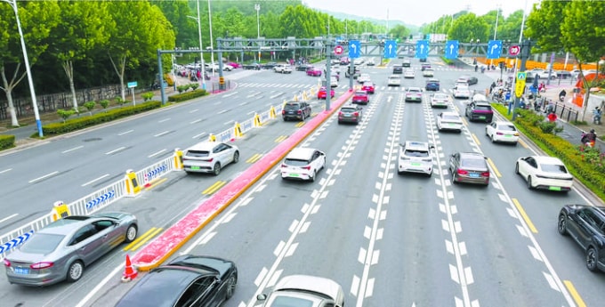 Rào chắn (ngoài cùng bên trái) dịch chuyển sang một làn ngược chiều, tạo thêm làn đường cho hướng đi có nhiều phương tiện hơn. Ảnh: Anhui News