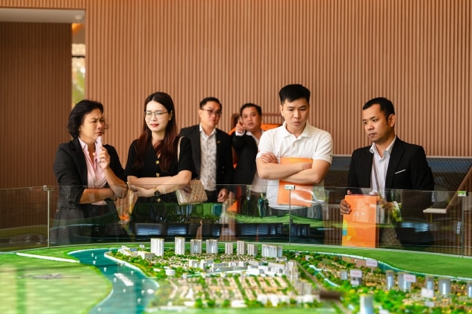 Khách mua và giới đầu tư tìm hiểu về khu Tây TP HCM. Ảnh: Nam Long