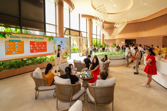 Khách hàng tìm hiểu dự án Solaria Rise. Ảnh: Nam Long