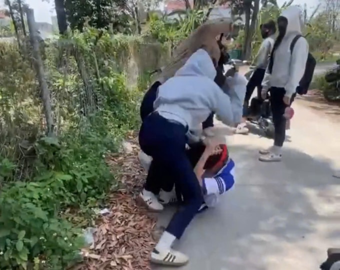 Nhóm nữ sinh đánh hội đồng bạn giữa đường. Ảnh: Cắt từ Video