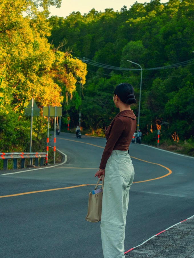 Người trẻ check-in với cung đường xanh tại Cần Giờ. Ảnh: Kha Thiên Lộc