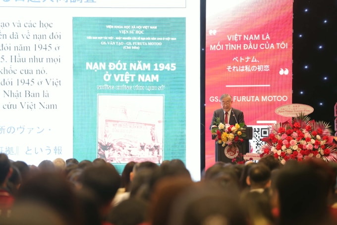 GS Furuta Motoo trong bài giảng cuối cùng trên cương vị hiệu trưởng trường Đại học Việt Nhật, ngày 24/3. Ảnh: VJU