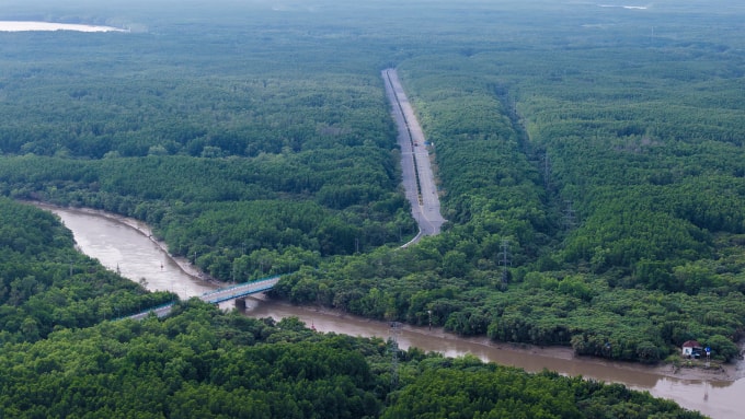 Những cây cầu bắc qua hệ thống sông ngòi tại Cần Giờ. Ảnh: Thanh Tùng
