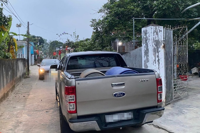 Xe bán tải đỗ chắn đường trong ngõ khiến ôtô 5 chỗ không thể di chuyển, ngày 20/3. Ảnh: Hùng Lê