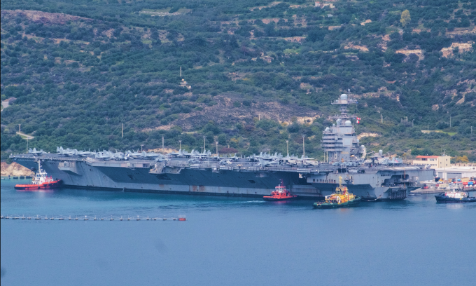 Tàu sân bay Ford của Mỹ neo đậu tại căn cứ ở đảo Crete, Hy Lạp hôm 23/3. Ảnh: AP