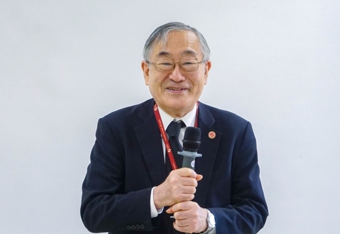 GS Furuta Motoo trong một buổi giảng cho sinh viên trường Đại học Việt Nhật. Ảnh: VJU