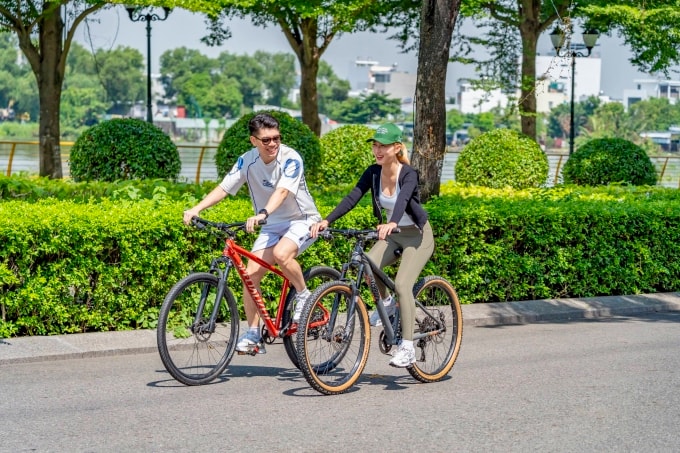 Cư dân đạp xe tại khuôn viên đô thị. Ảnh: VPG