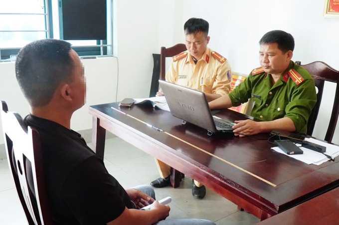 Tài xế xe bán tải (góc trái) làm việc với cảnh sát. Ảnh: Phan Giang