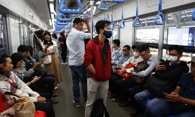Khách đi metro Bến Thành - Suối Tiên. Ảnh: Quỳnh Trần