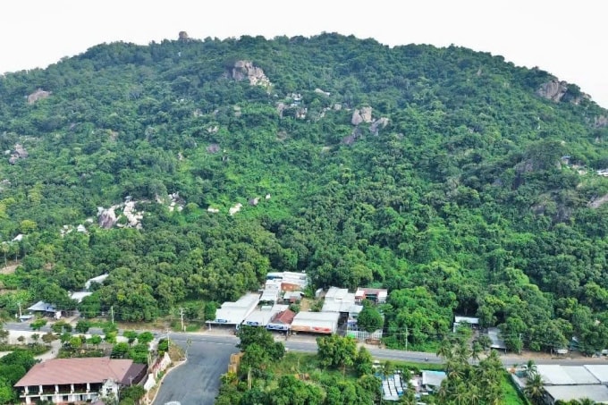 Núi Bà Đội nơi có mỏ đá Granit rộng 37 ha. Ảnh: Nguyễn Khánh