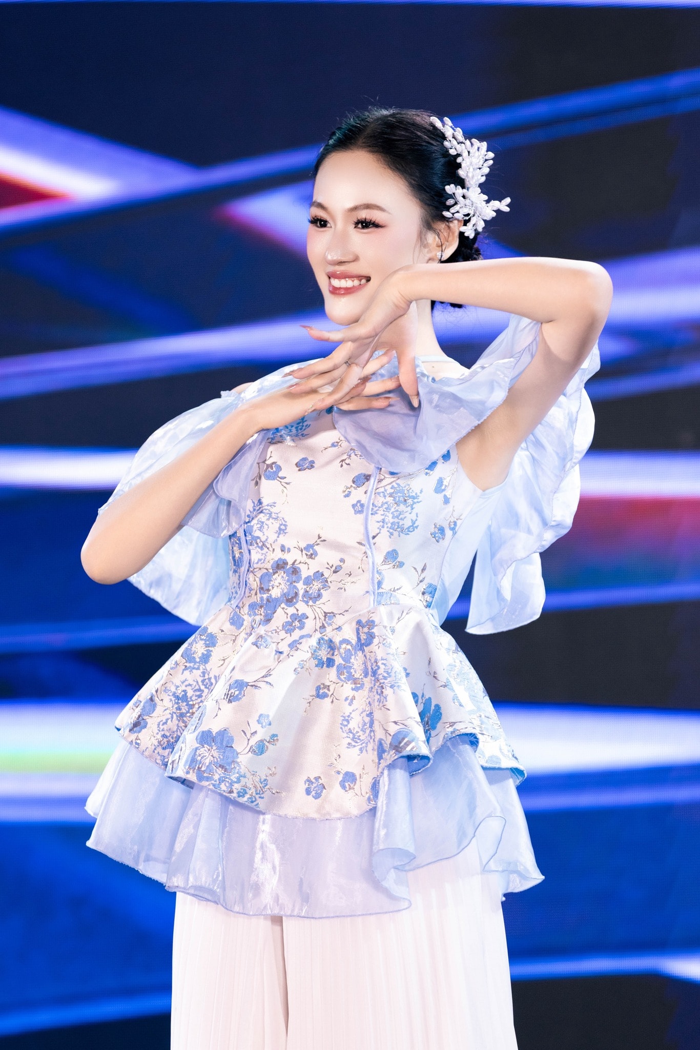 Trần Phương Linh thi tài năng ở Miss World Vietnam