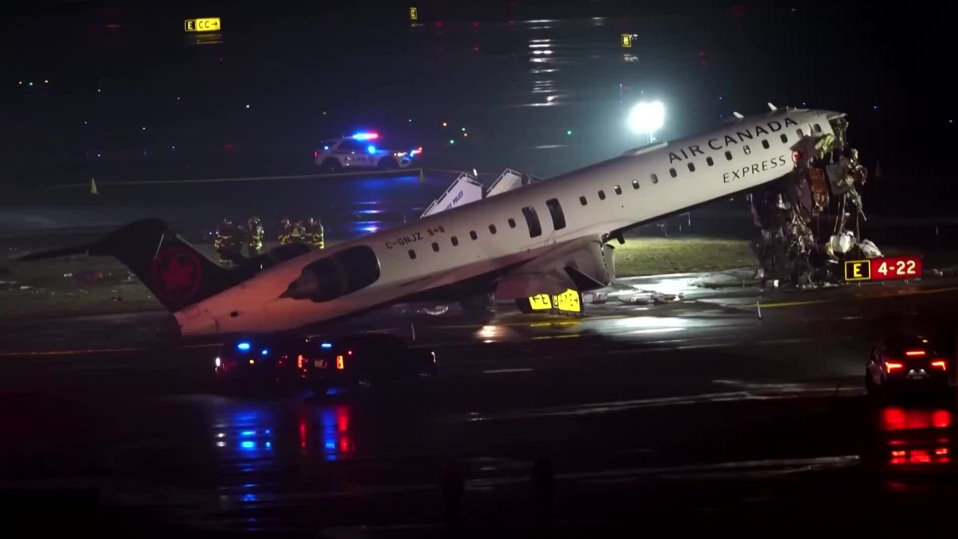 Máy bay vỡ nát đầu vì tông vào xe cứu hộ