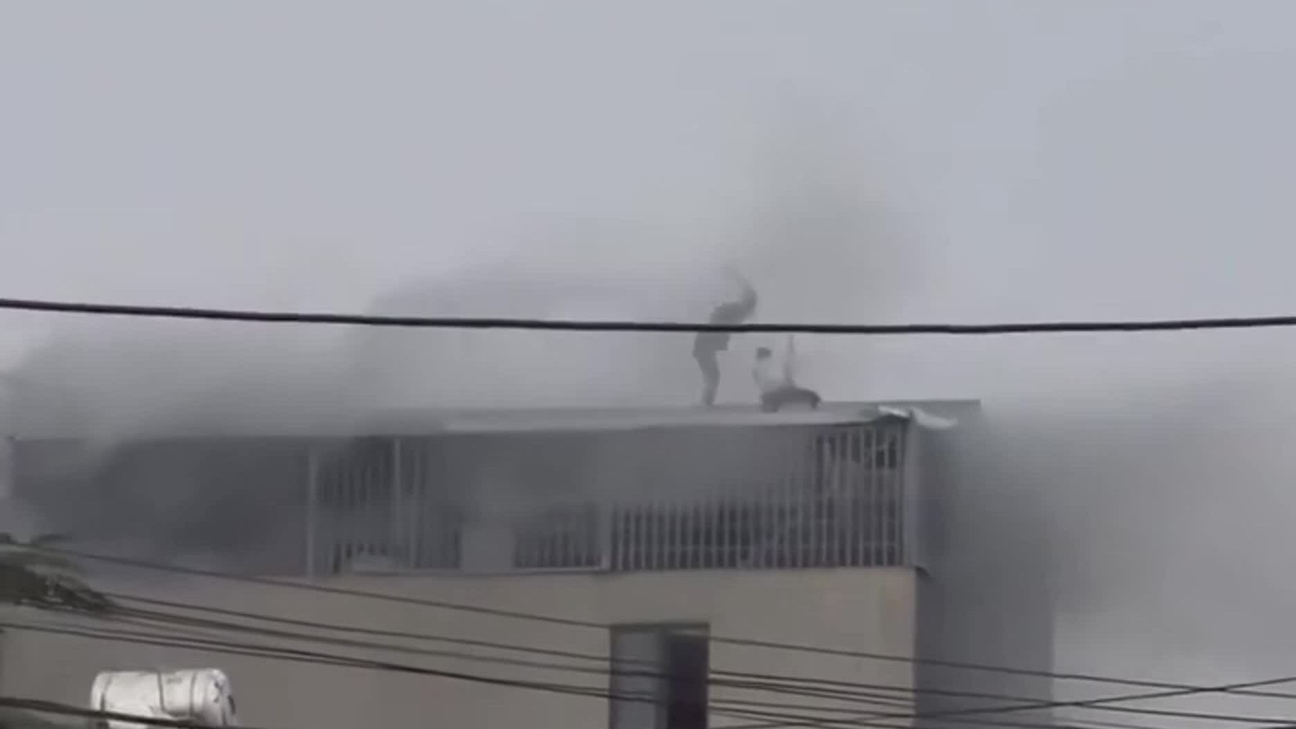 Cháy nhà trong ngõ ở Hà Nội, 7 người thoát nạn