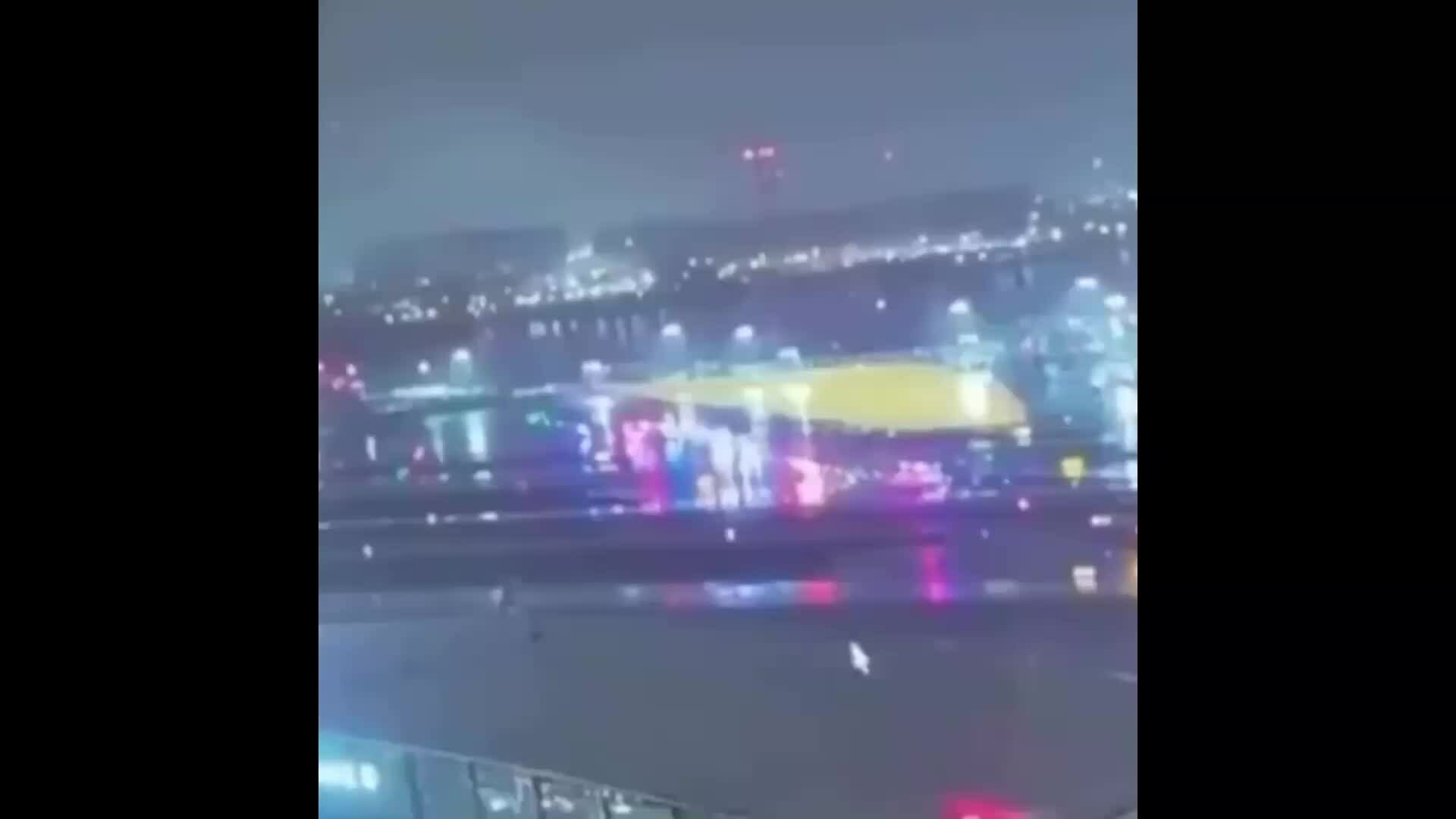 Khoảnh khắc máy bay Canada tông vào xe cứu hỏa