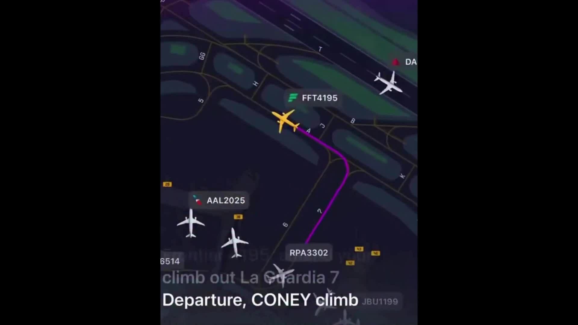 Khoảnh khắc máy bay Canada tông vào xe cứu hỏa