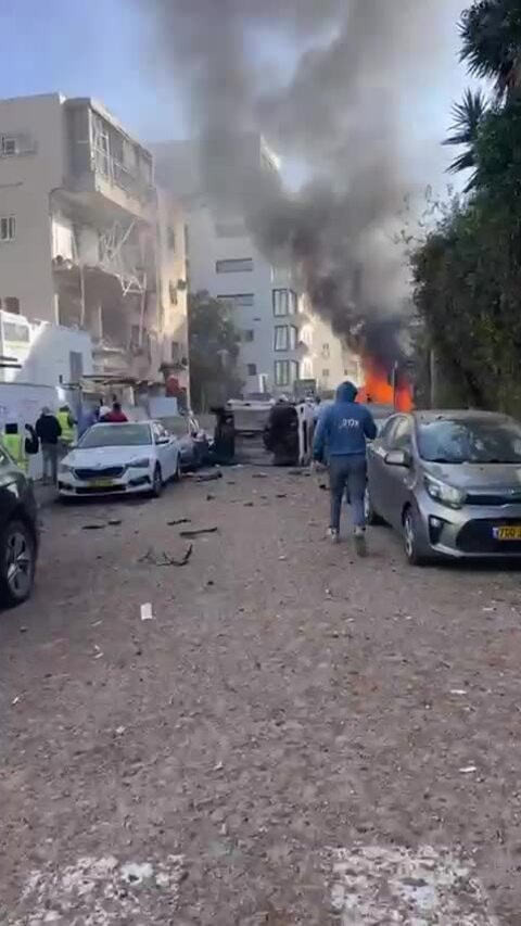 Loạt tên lửa Iran đánh trúng trung tâm Tel Aviv