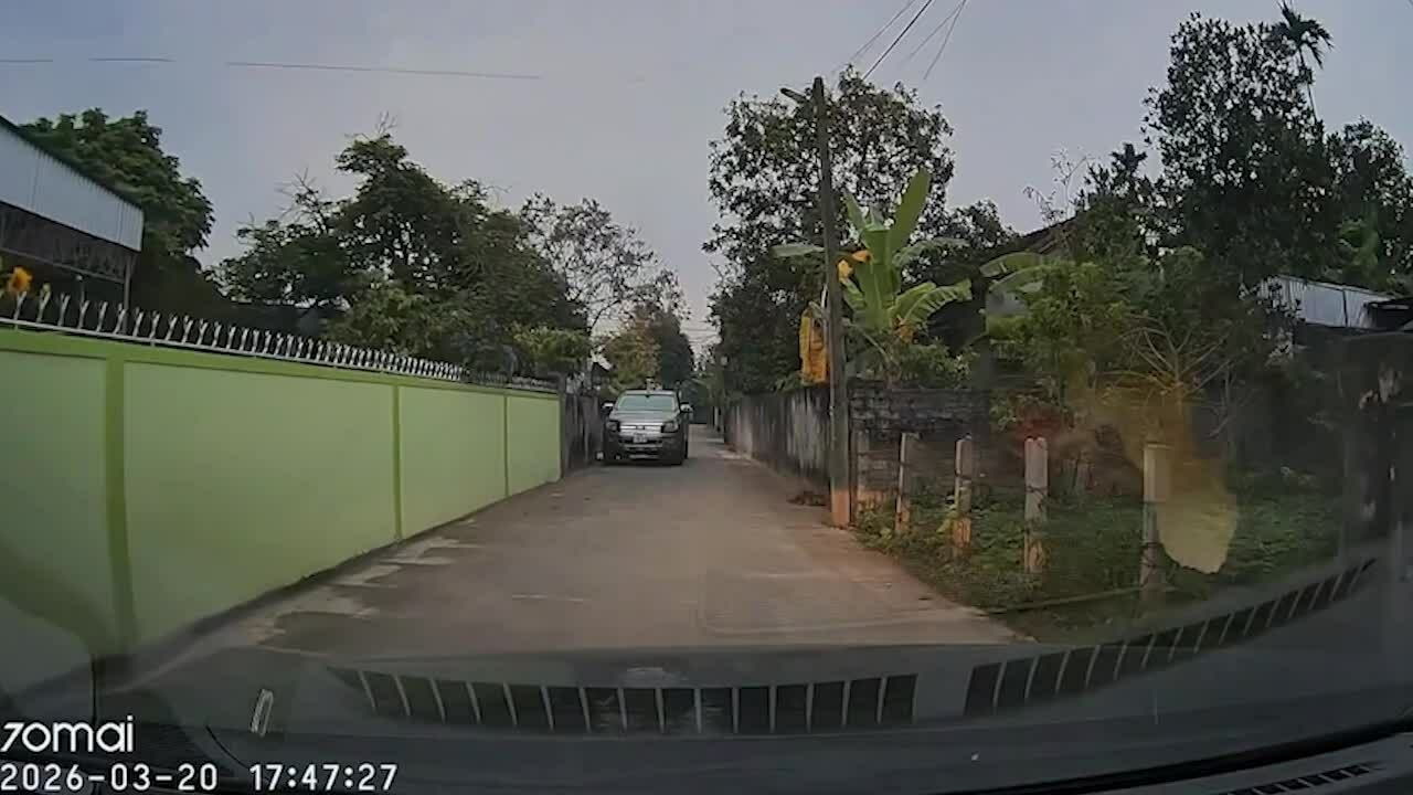 Tài xế đỗ ôtô chắn đường ở Nghệ An bị phạt 5 triệu đồng