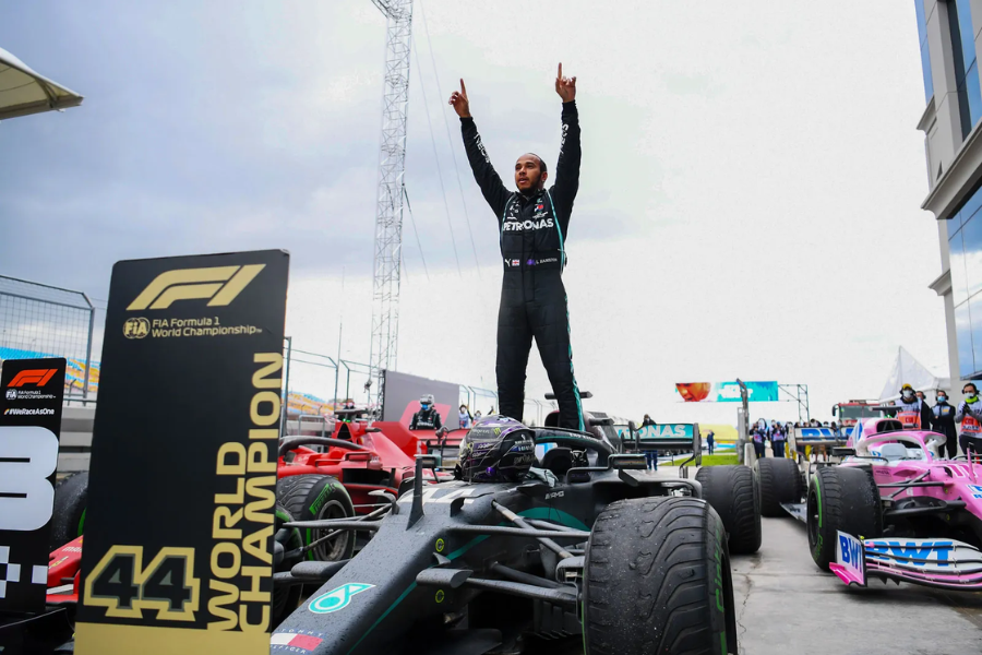 Lewis Hamilton dù đã bước sang tuổi 39 vào năm 2024, anh vẫn duy trì khả năng phản xạ xuất phát ở mức rất cao