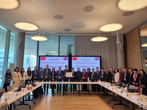 Đoàn công tác Bộ Y tế Việt Nam thăm và làm việc tại Vương quốc Anh - Ảnh 1.