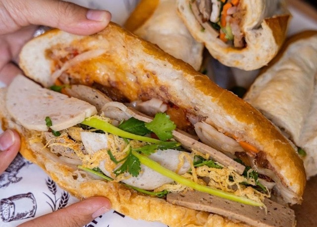 Nghi ngộ độc bánh mì ở Quảng Ngãi: 19 người nhập viện, cơ sở bị tạm dừng hoạt động- Ảnh 1.