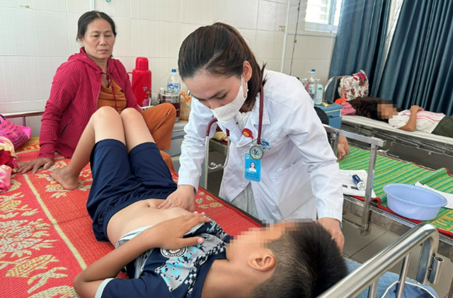 Quảng Ngãi: Chủ tiệm bánh mì nói về xuất xứ nguyên liệu vụ 19 người nhập viện nghi ngộ độc - Ảnh 1.