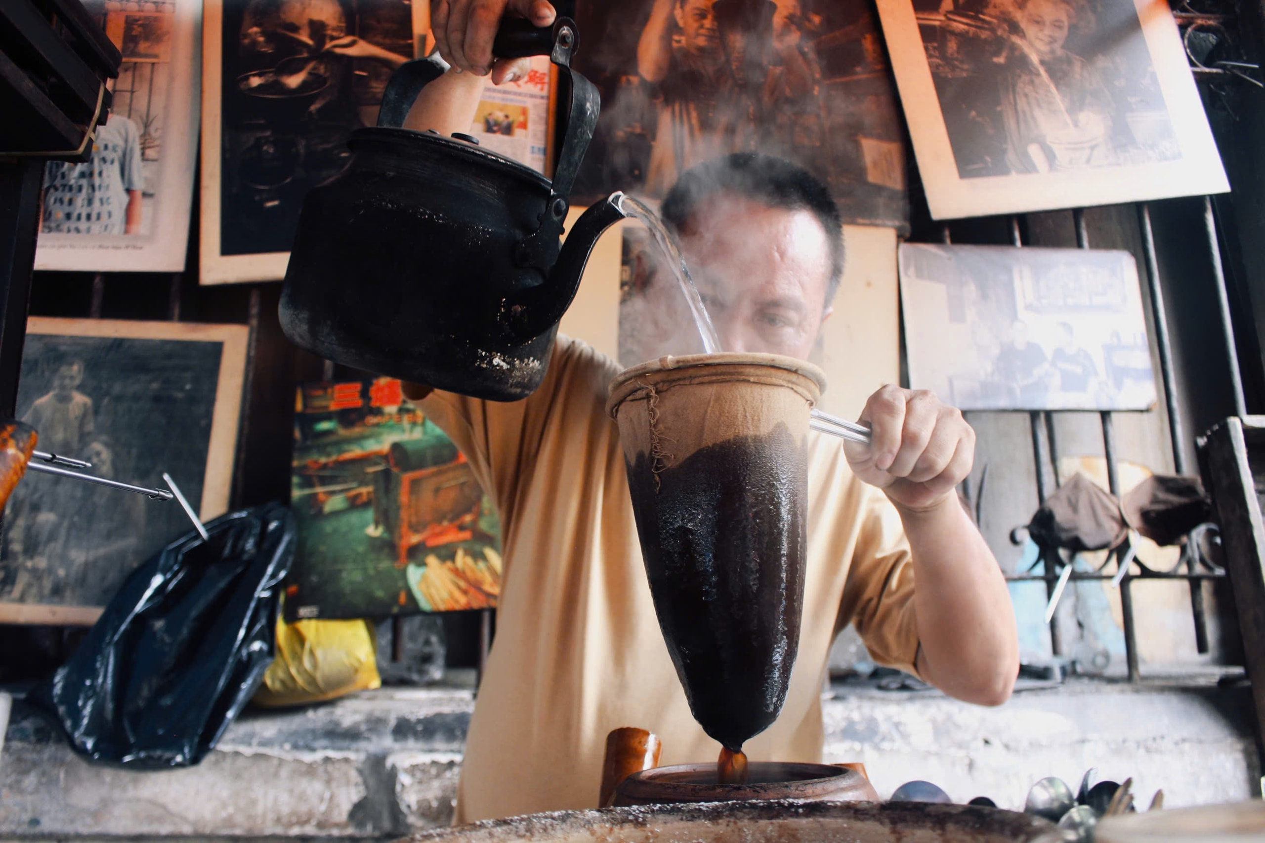 Tìm lại Sài Gòn xưa trong những quán cà phê hơn nửa thế kỷ  - Ảnh 3.