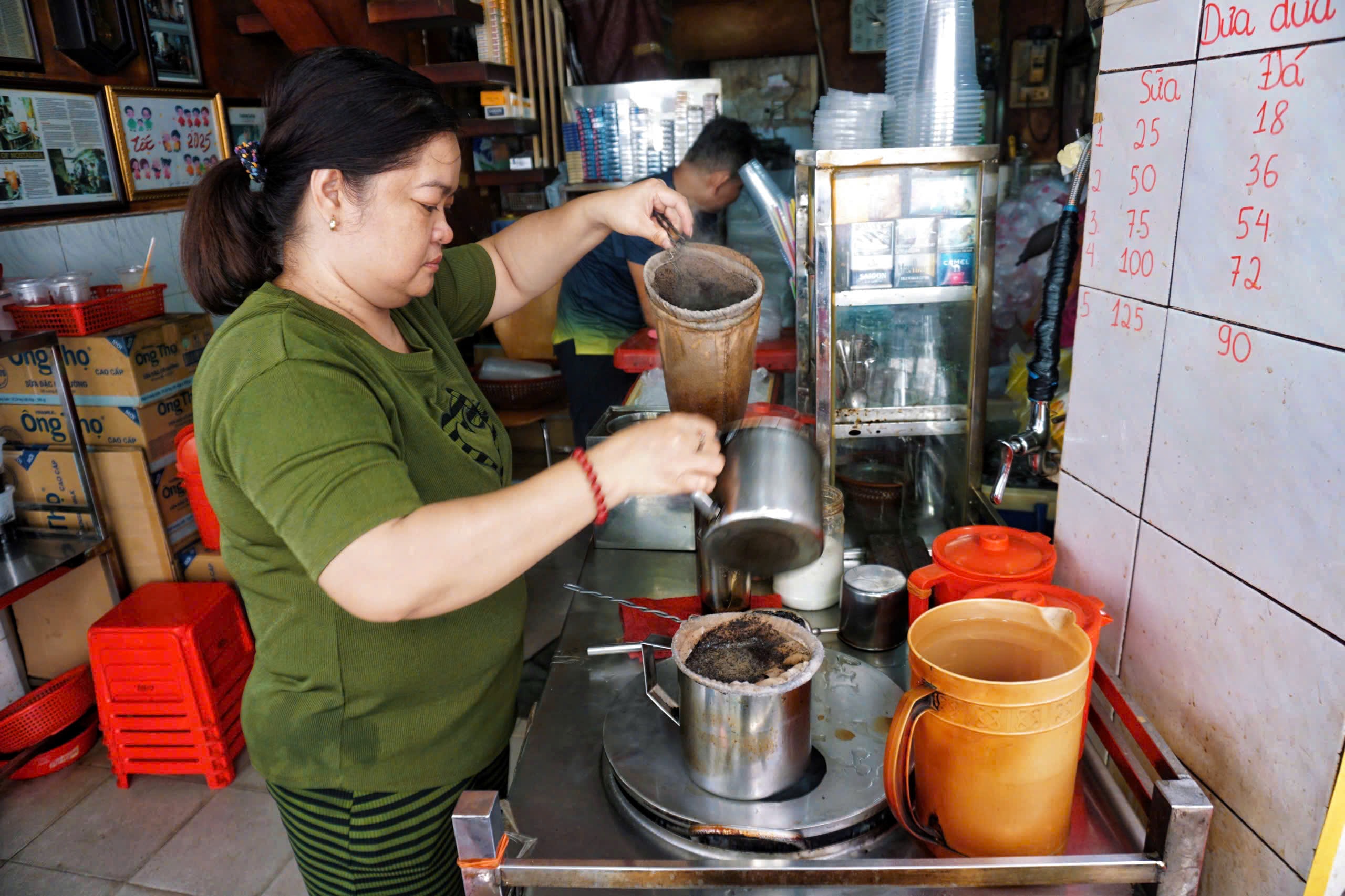 Tìm lại Sài Gòn xưa trong những quán cà phê hơn nửa thế kỷ  - Ảnh 12.
