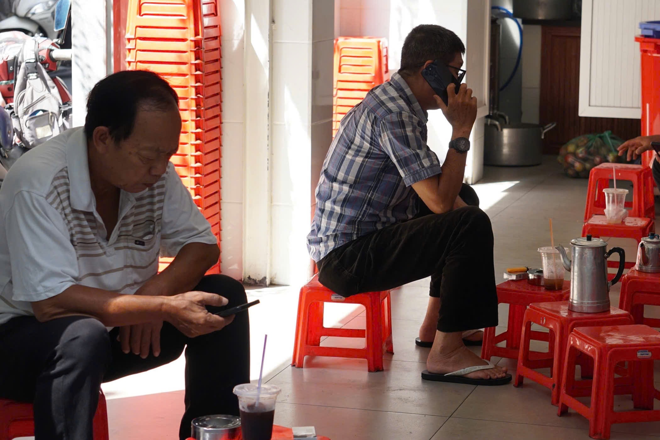 Tìm lại Sài Gòn xưa trong những quán cà phê hơn nửa thế kỷ  - Ảnh 9.